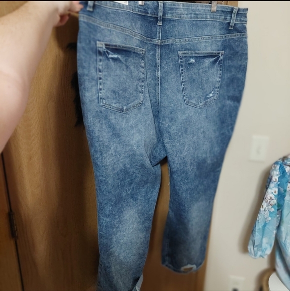 NWT 《 maurices 》 Plus Size Edgely Boyfriend High Rise Ripped Jean 24 Short - Picture 6 of 13